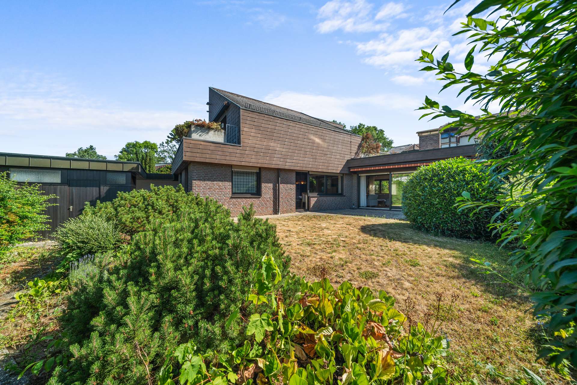 Architektonisches Wohnjuwel mit sonnigem Garten und viel Lebensqualität